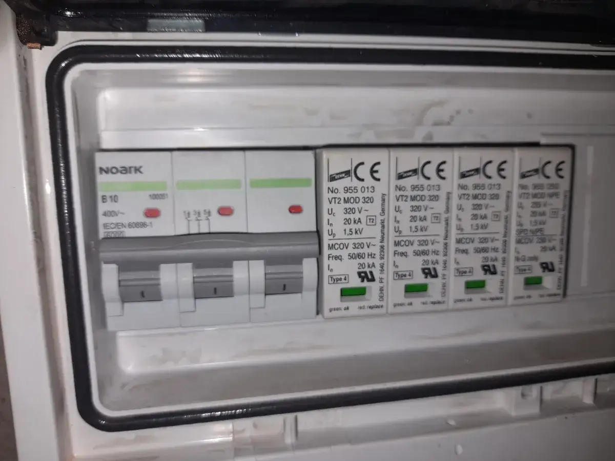 W rozdzielnicy elektrycznej widać zabezpieczenia przeciwprzepięciowe. Czy gridovp co to znaczy? To ochrona instalacji.