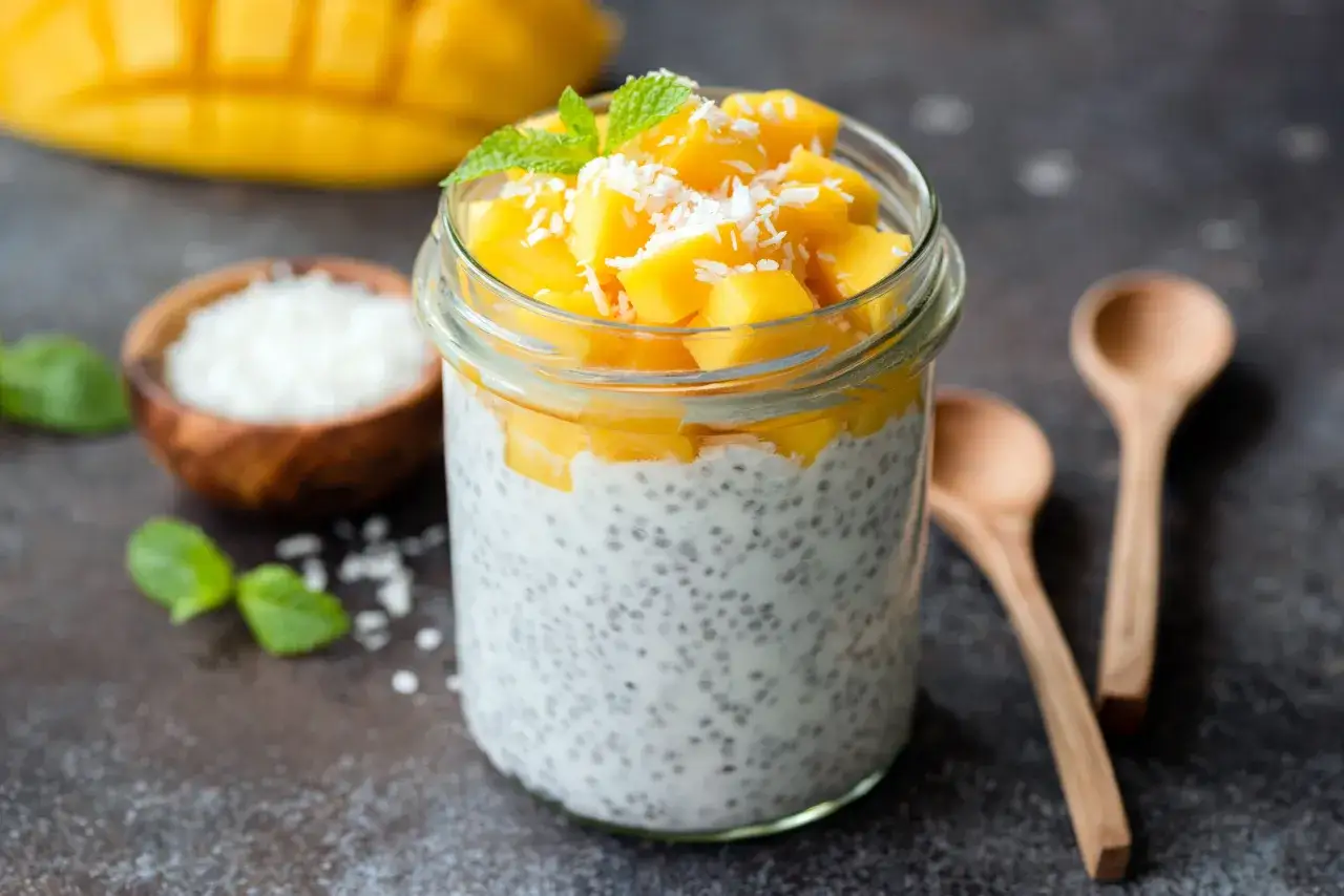 Pudding chia z mango i kokosem. Zastanawiasz się, dlaczego chia nie pęcznieje? Wystarczy dodać płyn i poczekać!