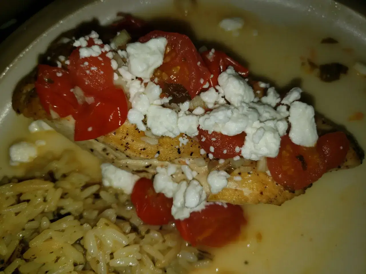 Gegrilltes H&auml;hnchen mit Tomaten und Feta, serviert mit Reis. Ein k&ouml;stliches Gericht, das sich gut f&uuml;r Rezepte mit Zitronenmelisse eignet.