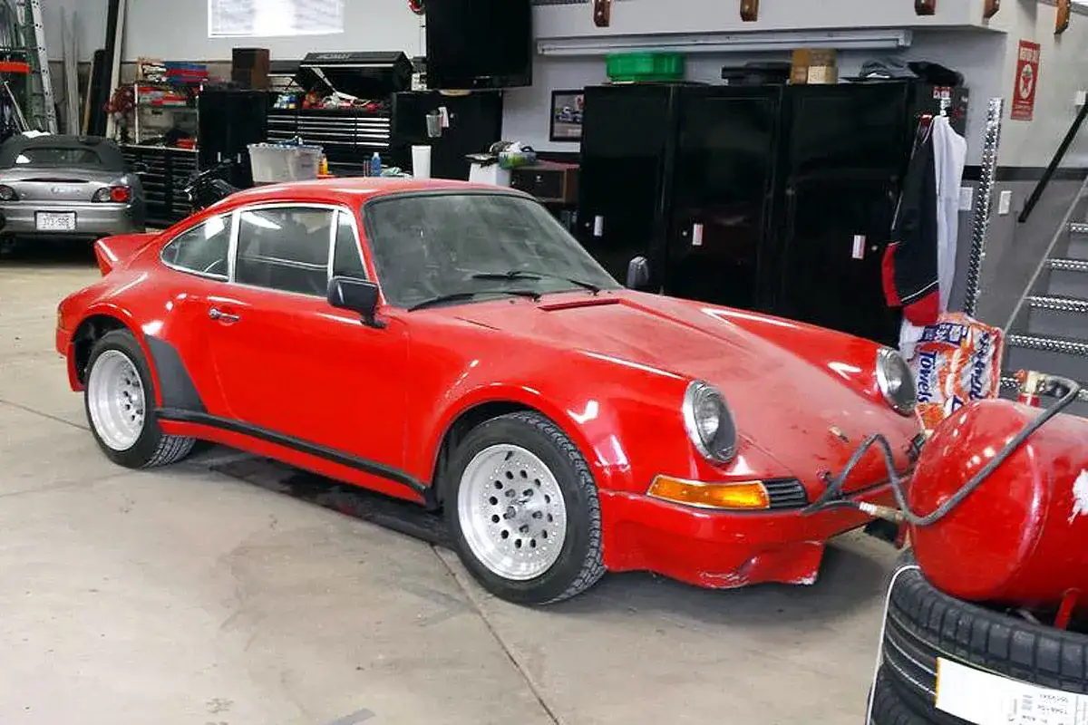 Roter Porsche 901 in einer Werkstatt. Der Wert dieses Klassikers ist hoch.