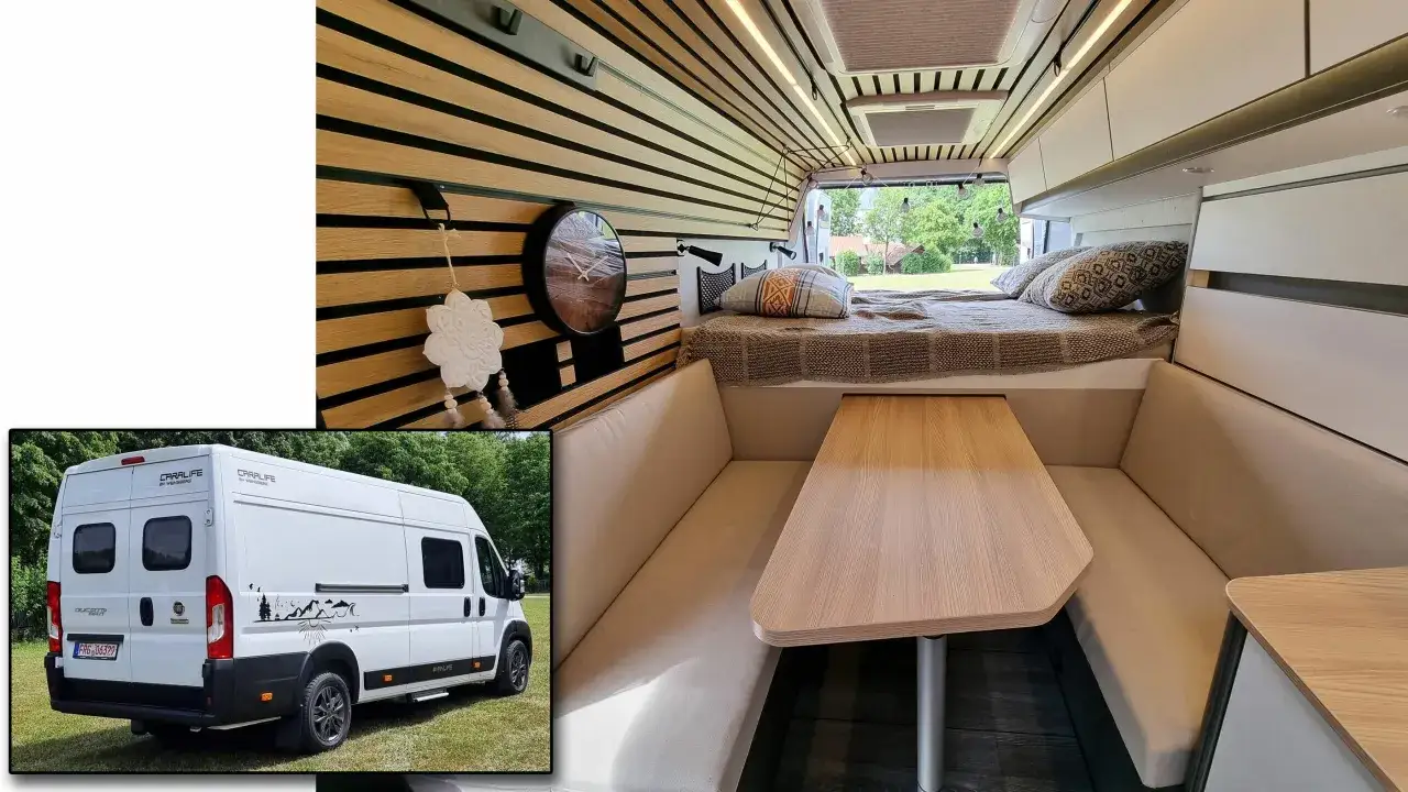 Mysig interiör i en vanlife bil med bekväm soffgrupp, säng och trädetaljer. Utanför syns bilen parkerad på en gräsmatta.