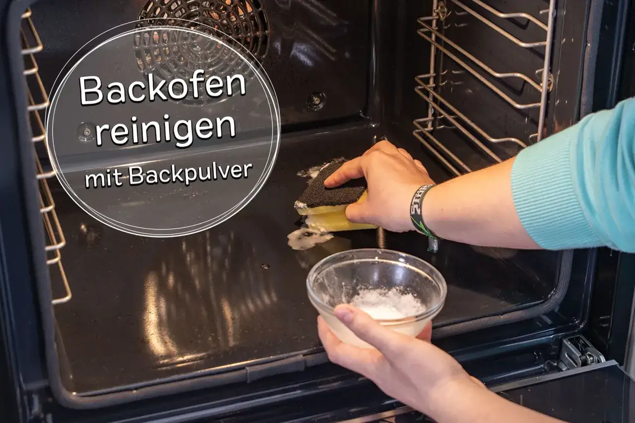 Backofen reinigen mit Backpulver: Eine Hand schrubbt mit einem Schwamm, die andere h&auml;lt eine Sch&uuml;ssel mit der Reinigungspaste.
