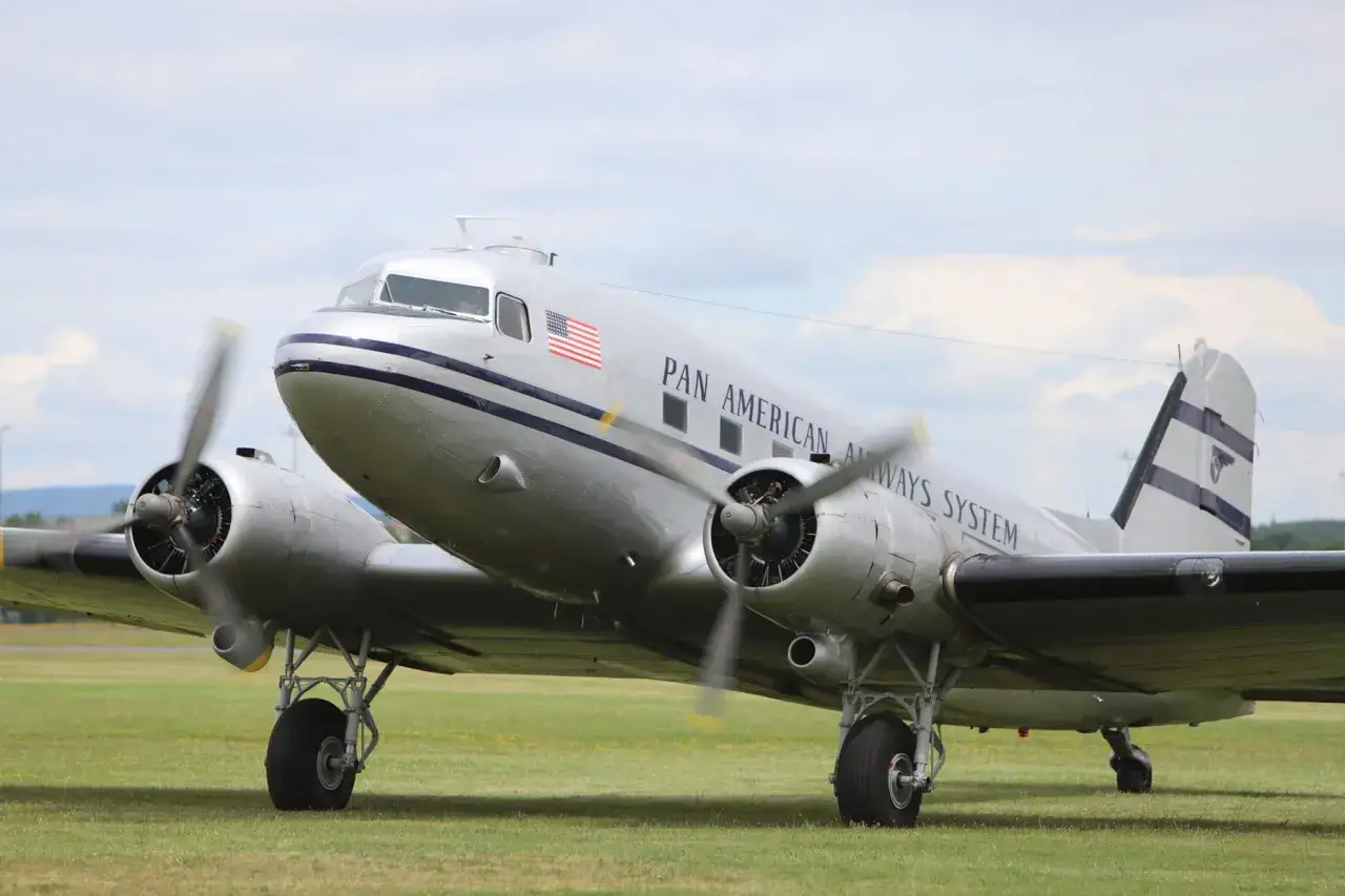 Srebrny samolot Douglas DC-3 z napisem 