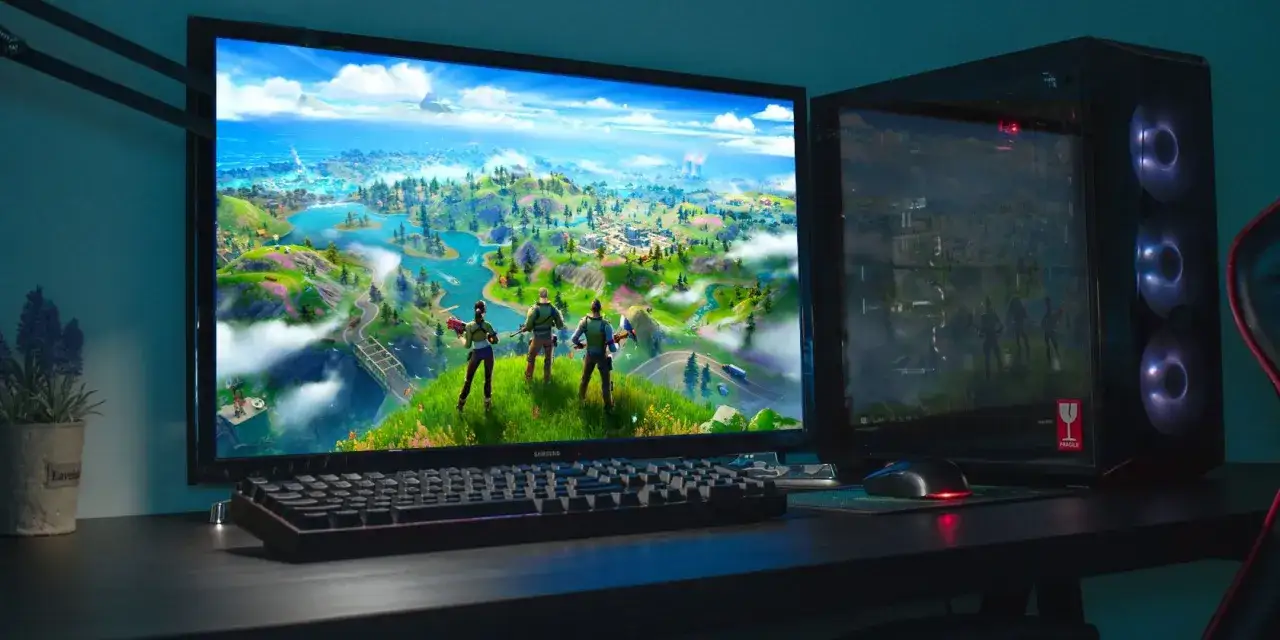Komputer z podświetlanym wnętrzem i ekranem wyświetlającym mapę z gry Fortnite. Sprawdź, jakie są Fortnite wymagania, by cieszyć się taką grafiką!