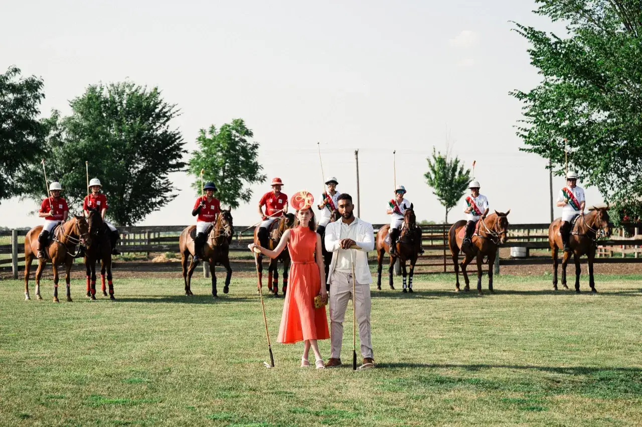 Elegancka para na tle zawodników polo. Czy to marka polo club?