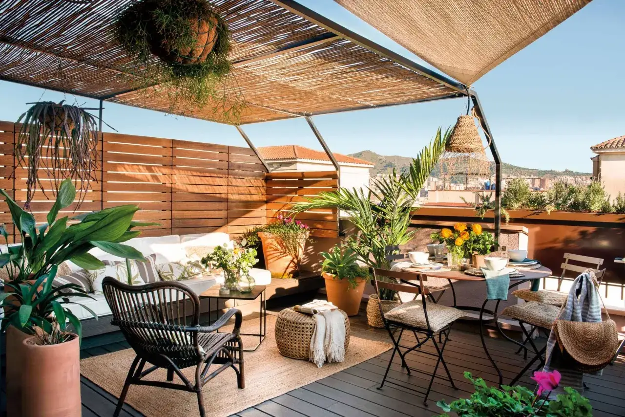 Terraza de &aacute;tico lista para disfrutar. Una reforma que crea un oasis de relax con muebles de exterior, plantas y vistas.
