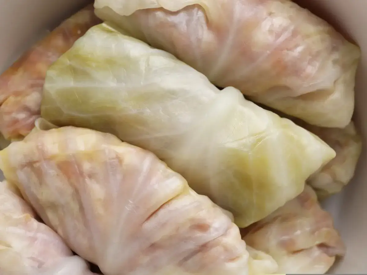 Gotowe do gotowania gołąbki zawinięte w liście kapusty. Idealne, by dowiedzieć się, jak zrobić gołąbki krok po kroku.