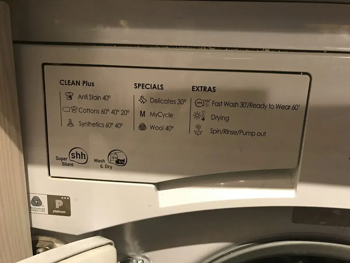 Panel pralki z programami: 