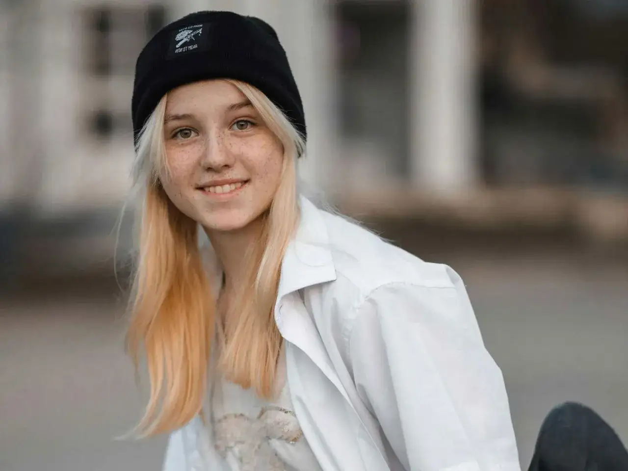frauen mit verschiedenen sommermützen gesichtsformen