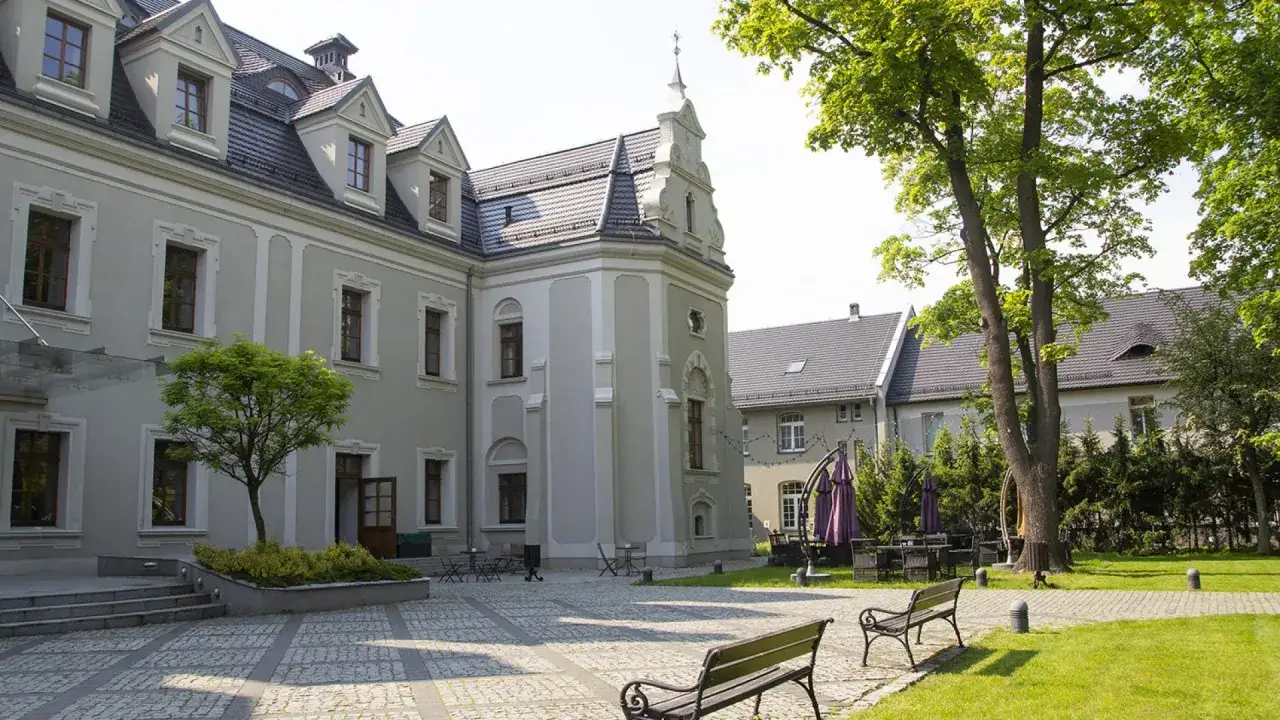 Elegancki dwór z ogrodem, idealne miejsce na relaks i odkrywanie lubliniec atrakcje.
