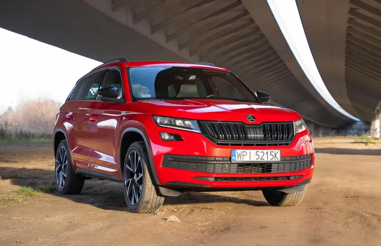 Czerwona Skoda Kodiaq pod mostem. Zobaczcie nasze skoda kodiaq opinie i przekonajcie się, czy warto!