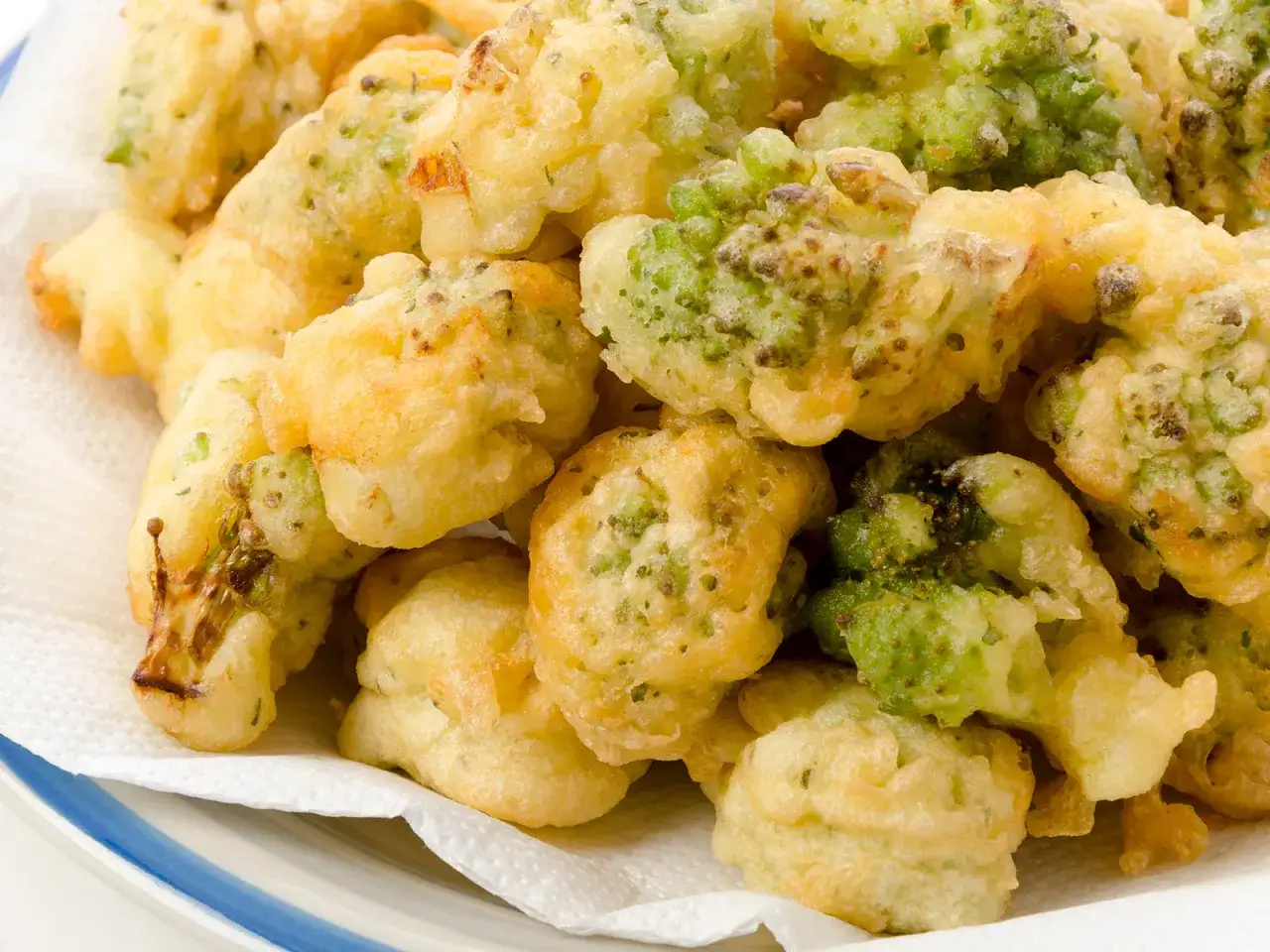 Verdure fritte in pastella croccante, un delizioso antipasto.