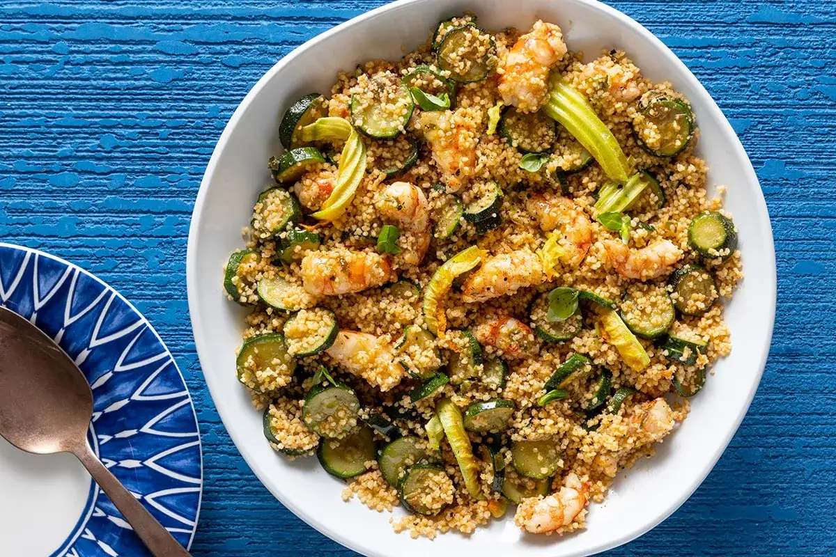 Un piatto invitante con cous cous, gamberi e zucchine, perfetto per idee cous cous fresche e veloci.