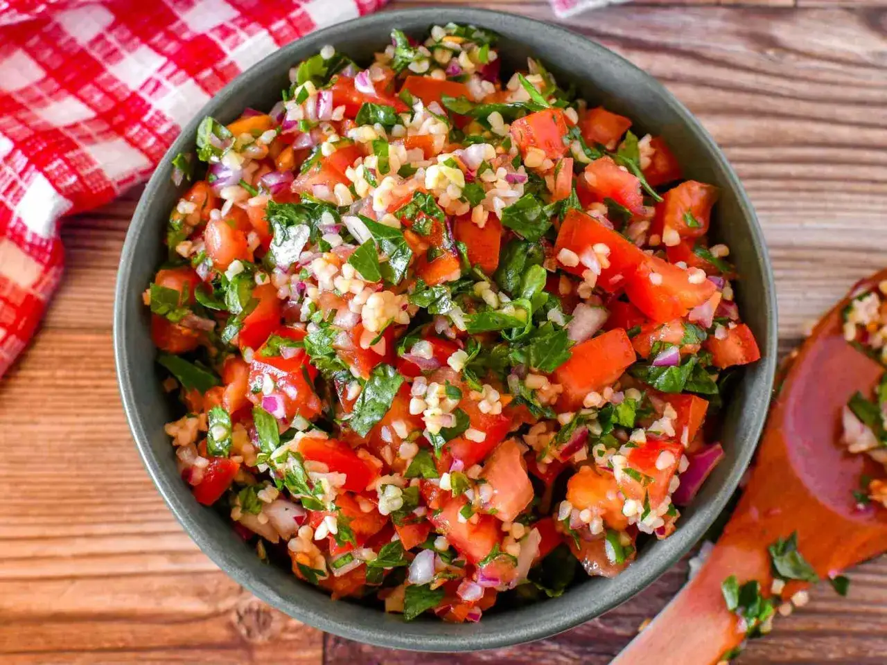 Frischer Tabouleh-Salat mit Bulgur, Tomaten, Petersilie und roten Zwiebeln. Ein leichtes und gesundes tabouleh rezept.