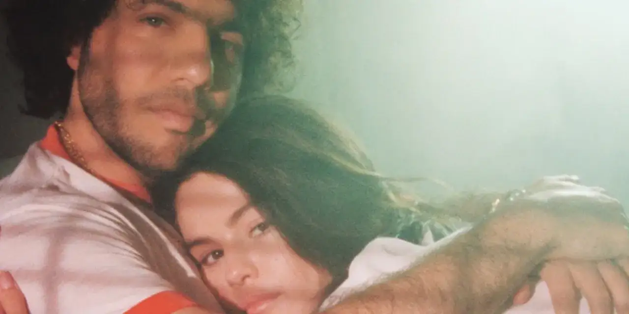 Selena Gomez i Benny Blanco w czułym uścisku, tworząc intymną chwilę.
