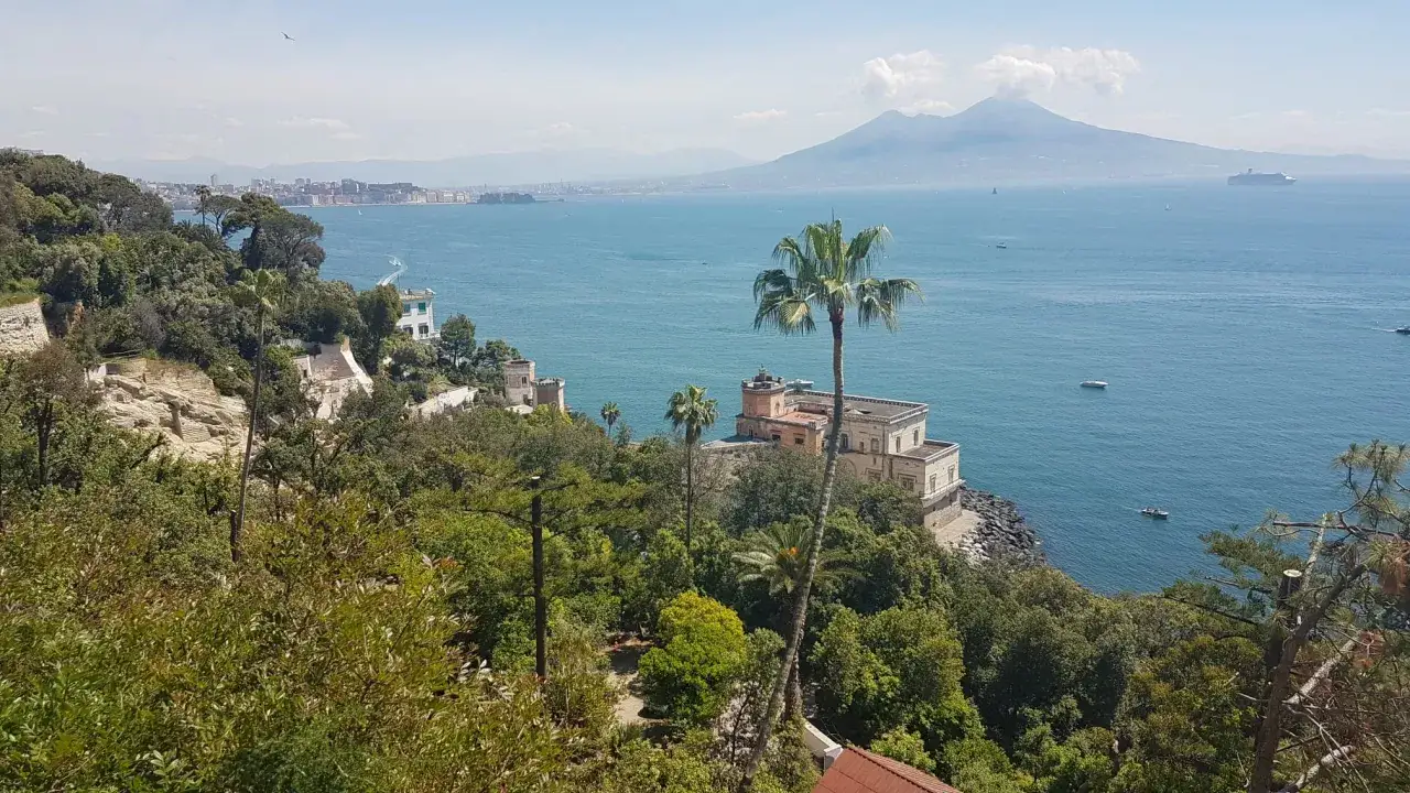 Vista di Napoli con il Vesuvio sullo sfondo, un luogo che incant&ograve; anche Oscar Wilde.
