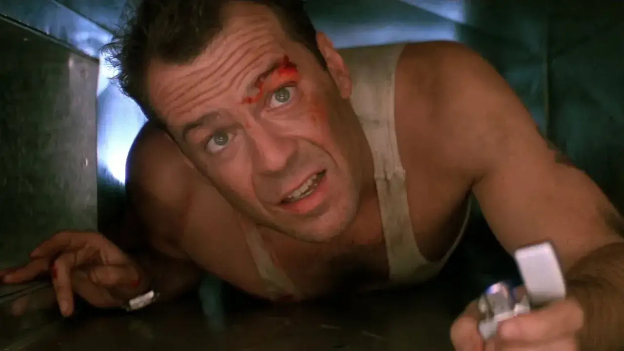 Bruce Willis w jednym ze swoich kultowych filmów, zakrwawiony i z zapalniczką w dłoni, czołga się w kanałach wentylacyjnych.