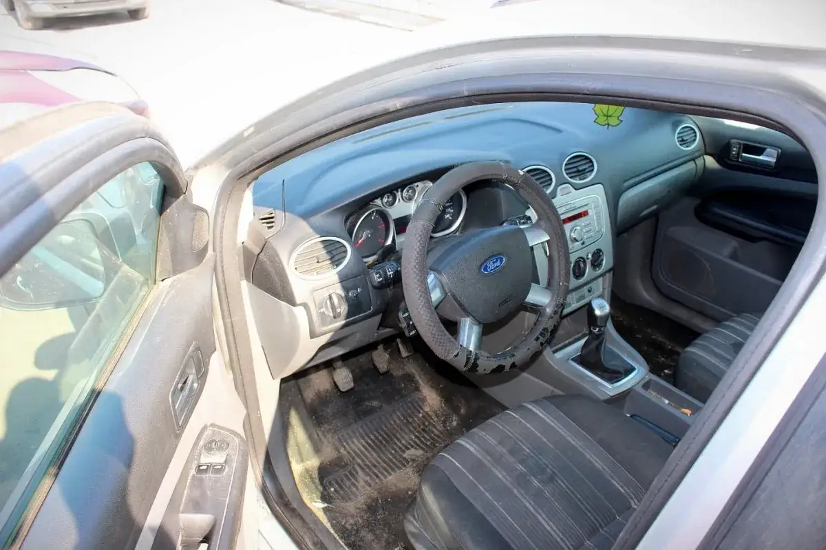 Wnętrze Ford Focus MK2 1.6 TDCI: kierownica, deska rozdzielcza, fotele i dźwignia zmiany biegów.