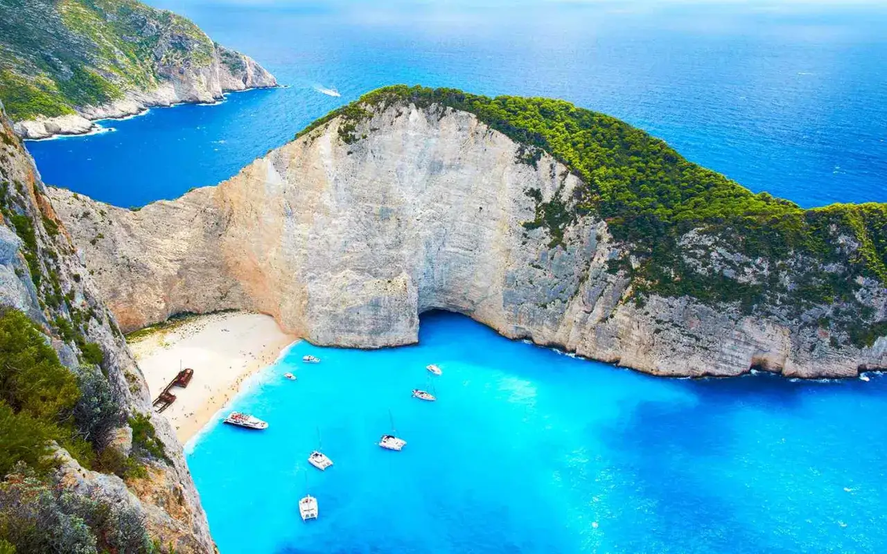 Navagio Beach, Zakynthos &ndash; jedna z najpiękniejszych plaż na świecie, otoczona białymi klifami i turkusowym morzem.