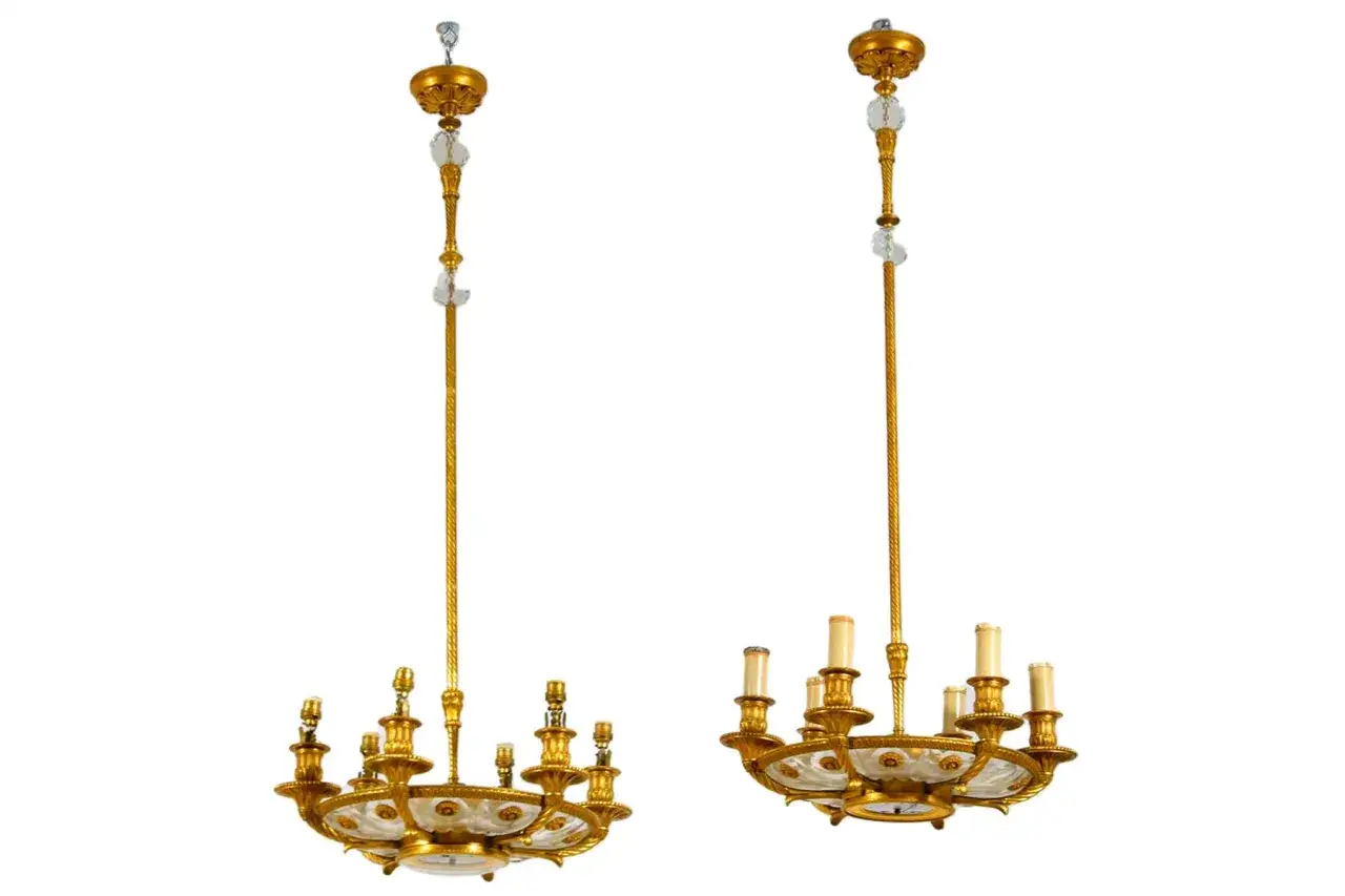Deux lustres en bronze doré, ornés de cristaux, prêts à relooker un intérieur avec leur éclat.