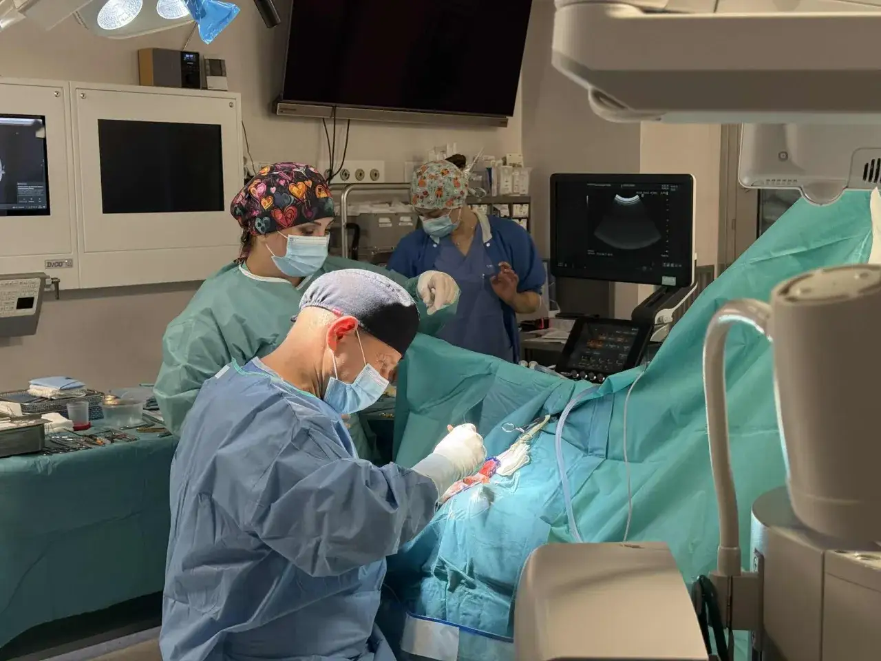 Neurochirurg w pracy, operacja m&oacute;zgu