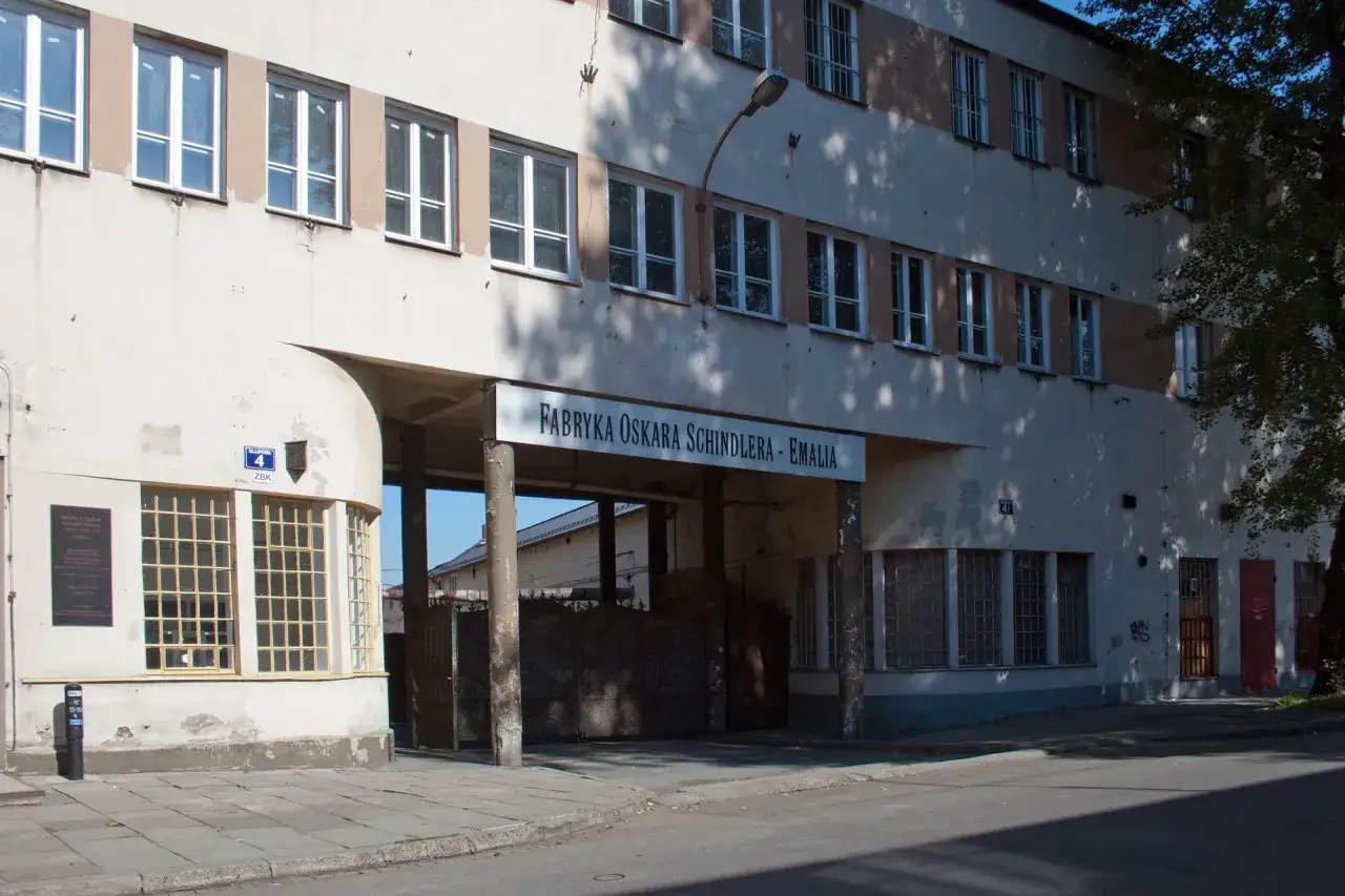 Fabryka Schindlera, miejsce pamięci i historii, kt&oacute;re warto zobaczyć, zwiedzając Krak&oacute;w.