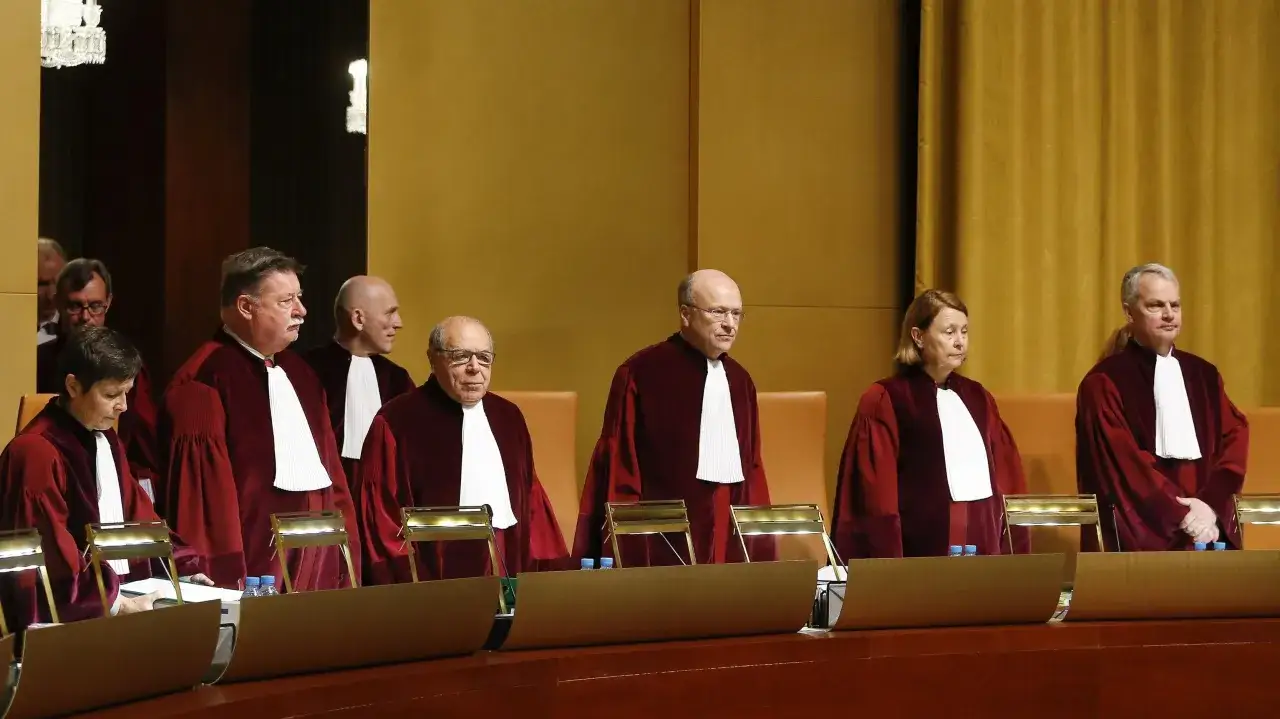 Sędziowie w togach podczas posiedzenia Trybunału Sprawiedliwości Unii Europejskiej.