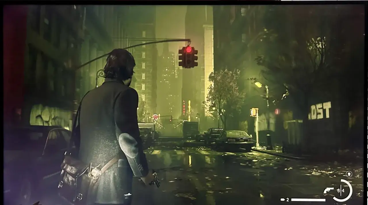 Alan Wake 2: un an&aacute;lisis de la atm&oacute;sfera opresiva y la narrativa enigm&aacute;tica. El protagonista, Alan Wake, se adentra en una ciudad oscura y lluviosa, enfrentando peligros desconocidos.
