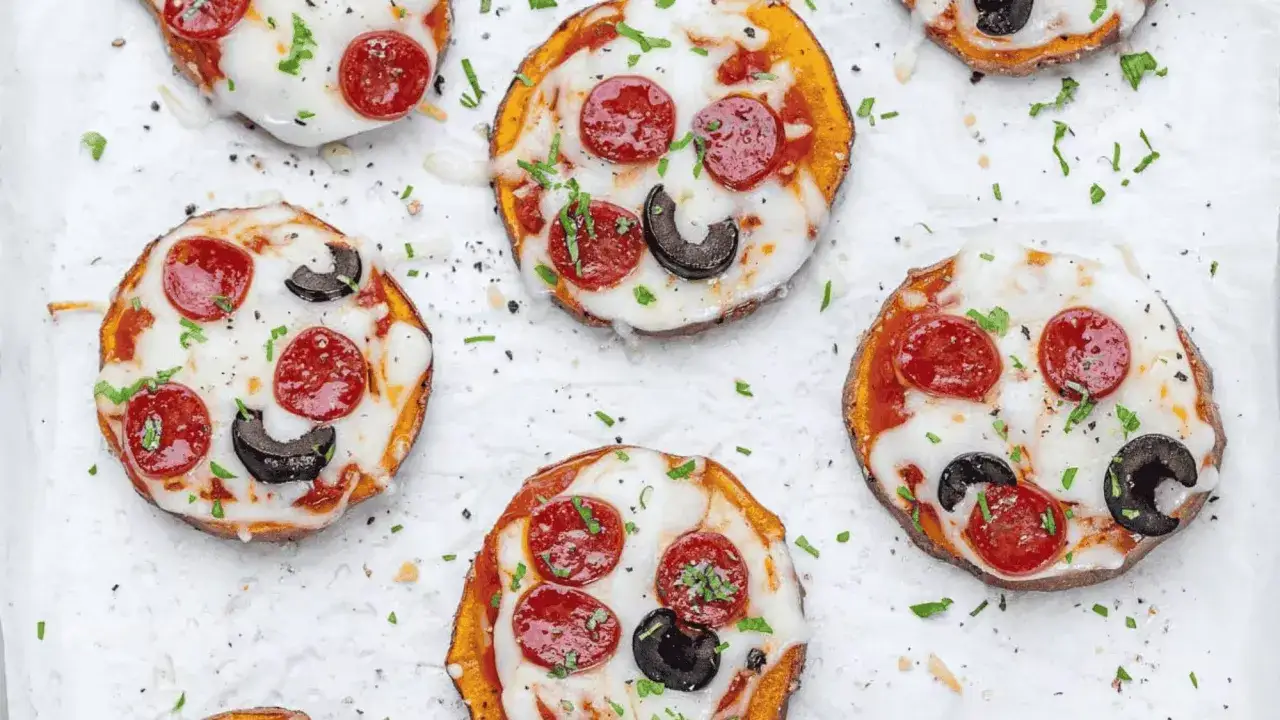 Mini pizza z air fryera na słodkich ziemniakach z pepperoni i oliwkami. Pyszna i zdrowa przekąska.