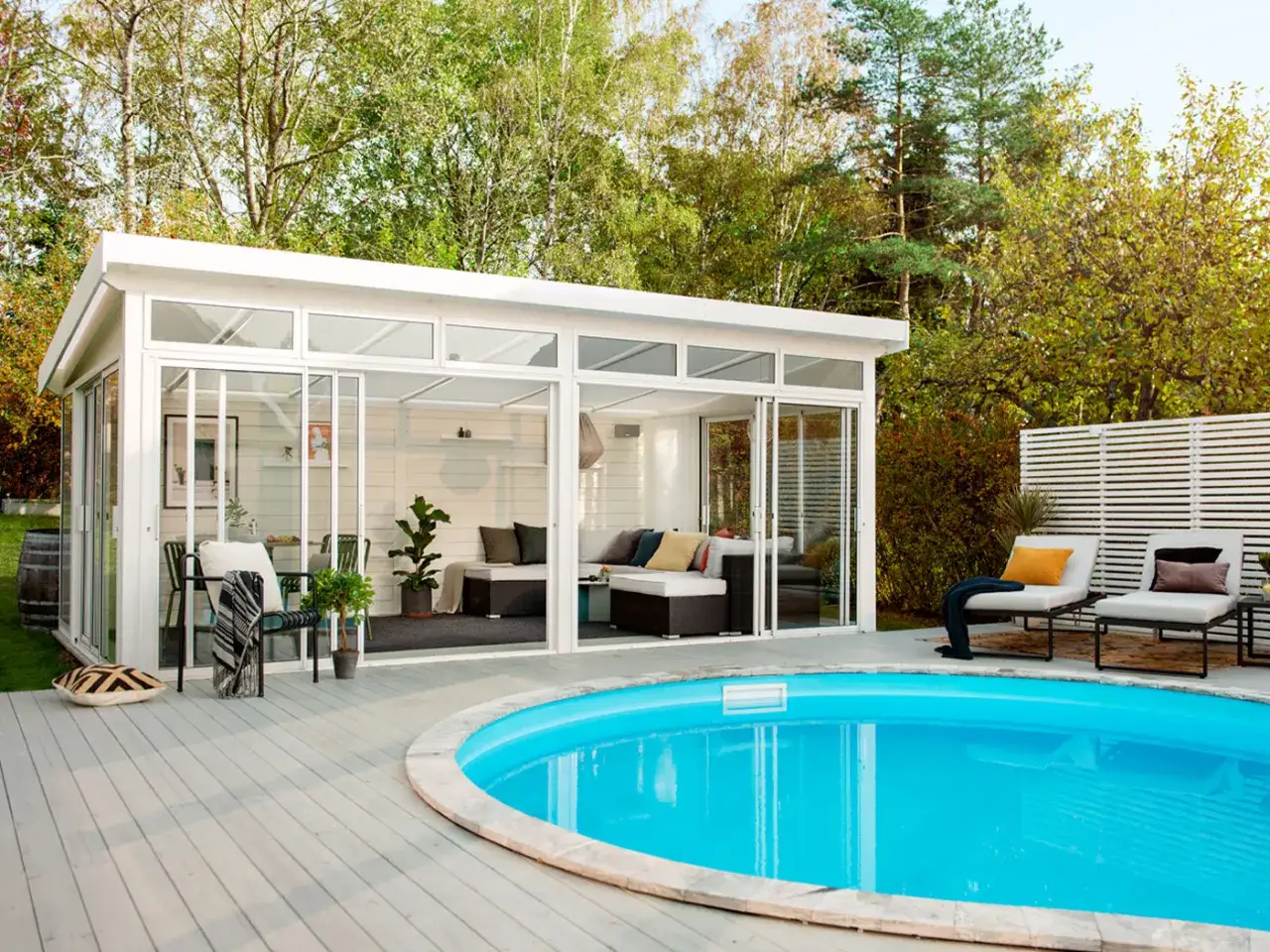 Ett modernt poolhus med stora glaspartier ger perfekt poolhus inspiration. Här kan du njuta av solen och skuggan.