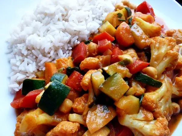 wegańskie curry z ciecierzycą i warzywami