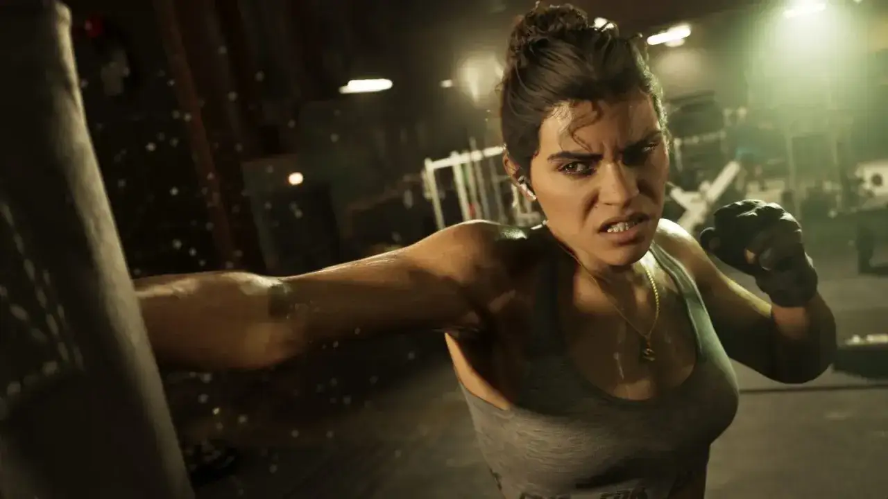 Eine entschlossene Frau, die im Fitnessstudio auf einen Boxsack einschl&auml;gt. Sie ist eine starke gta 6 girl, die f&uuml;r den Kampf trainiert.