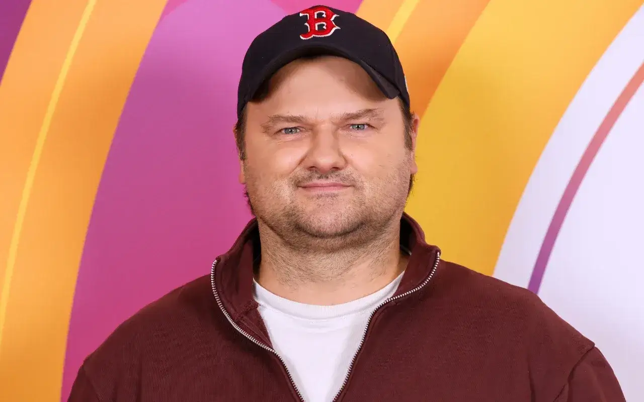 Sebastian Stankiewicz w czapce z daszkiem, gotowy do kolejnych filmów.