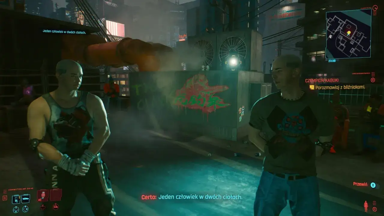 Dwóch mężczyzn w futurystycznym mieście, przypominającym gry podobne do cyberpunk. Jeden ma na sobie podkoszulek, drugi t-shirt z czaszką.