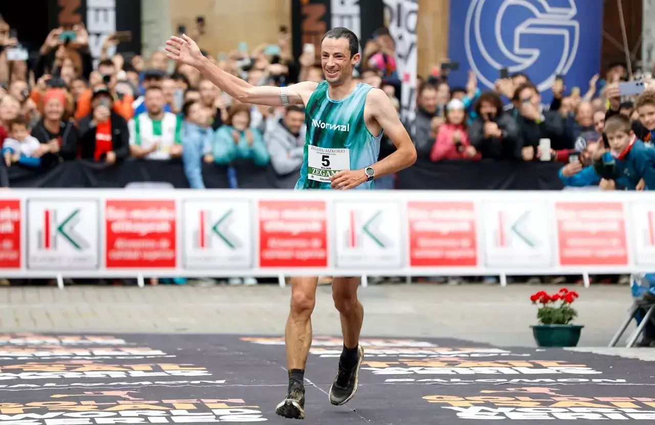 Kilian Jornet cruza la meta en Zegama, saludando a la multitud.
