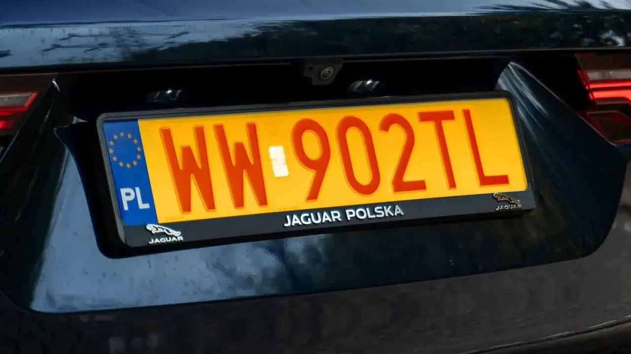 Nowe tablice rejestracyjne z oznaczeniem PL i numerem WW-902TL na samochodzie Jaguar Polska.