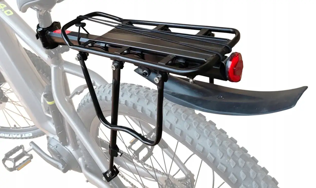 Czarny bagażnik rowerowy z czerwonym odblaskiem, idealny do każdego roweru trekkingowego, gotowy na wyprawy.