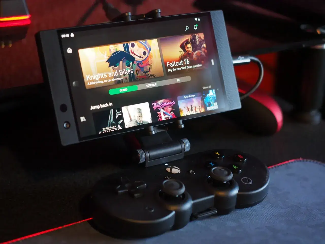 Graj w gry z Xbox Cloud Gaming na telefonie, sterując padem. Widoczne gry to