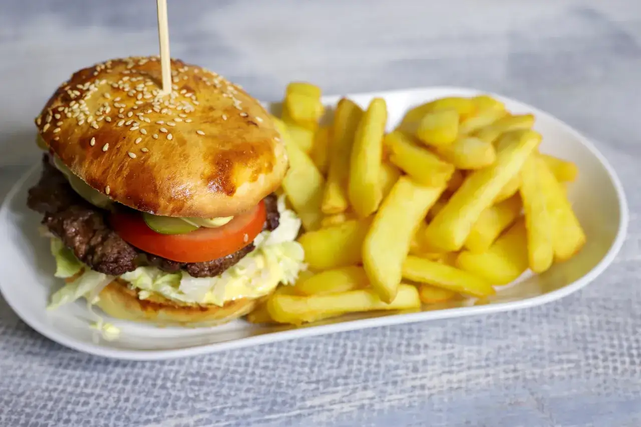 burger wybrzuszony vs płaski