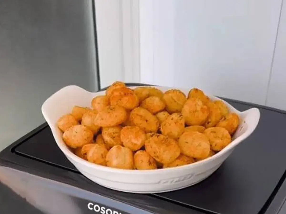 Ñoquis dorados y crujientes en freidora de aire, servidos en un cuenco blanco. ¡Una delicia fácil de preparar!