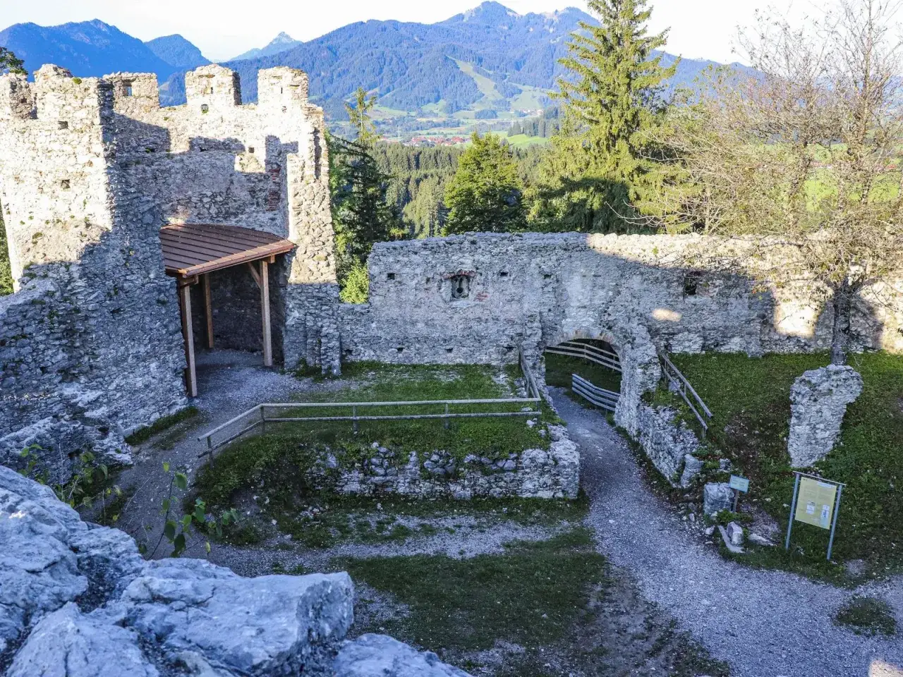 Ruinen der Burg Freyberg mit Blick auf Berge und W&auml;lder.