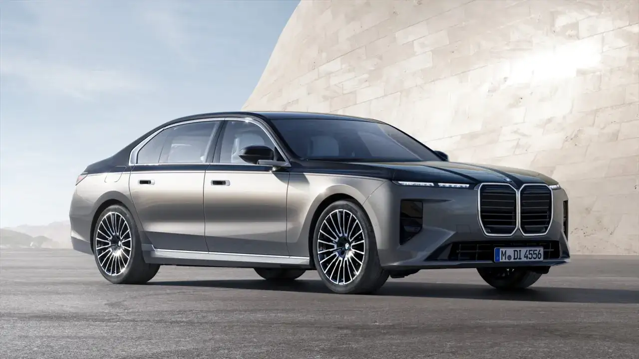 Elegancki BMW Serii 7 w dwukolorowym malowaniu, z nowoczesnym designem i imponującymi felgami. Sprawdź aktualną bmw 7 cena.
