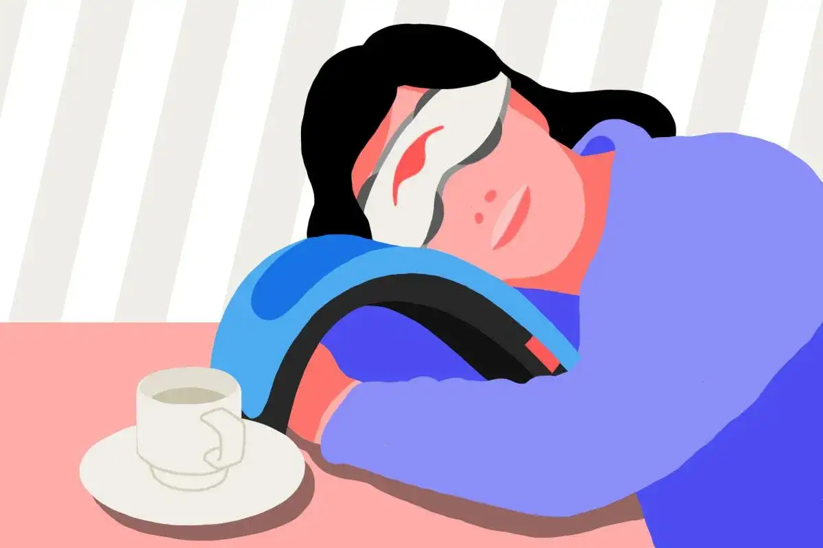 Kobieta w masce na oczy odpoczywa, z filiżanką kawy obok. Idealny moment na coffee nap.