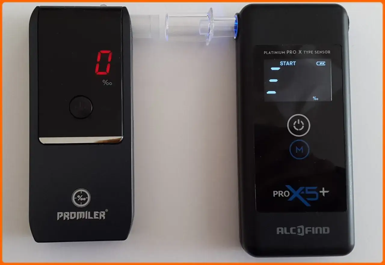Dwa alkomaty, Promiler i AlcoFind PRO X5+, gotowe do testu. Wynik 0.00‰ na jednym, drugi w trybie start. Porównanie modeli w rankingu alkomatów.