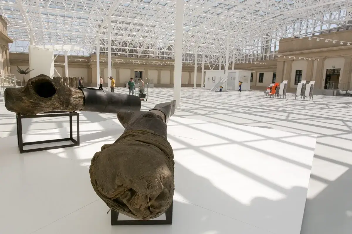 Wnętrze muzeum czterech kopuł z rzeźbami z drewna i tkaniny.