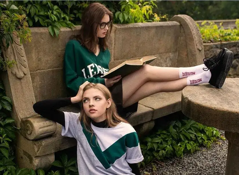 Zdjęcie Jak nosić bluzy w modny sposób – 10 stylizacji, które zachwycą