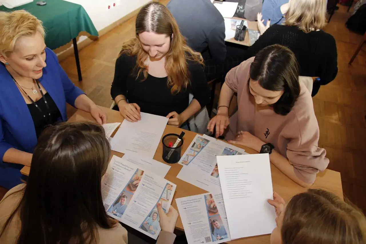 Studenci na zajęciach marketingowych we Wrocławiu analizują oferty stażu.