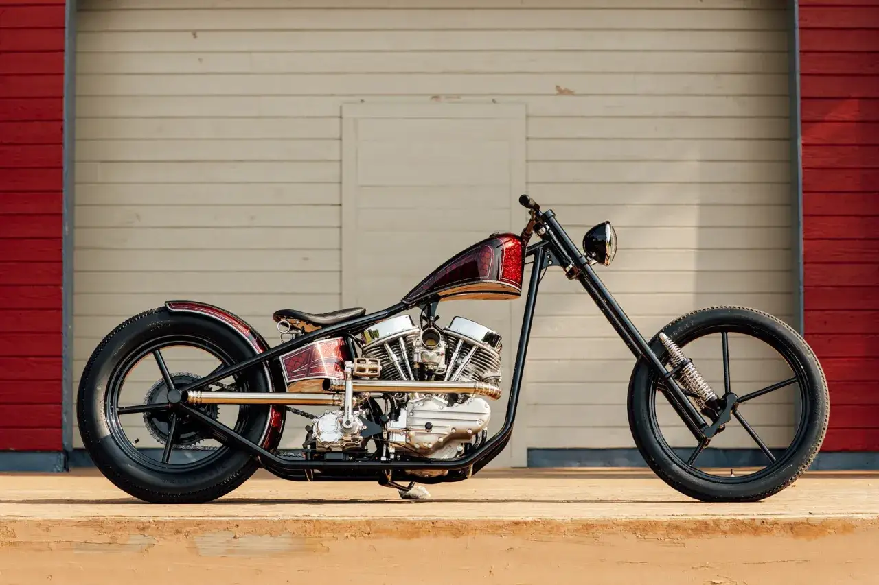 Customowy chopper z błyszczącym, czerwonym lakierem i chromowanymi elementami. Idealny przykład, jak upiększyć choppera, by wyr&oacute;żniał się na drodze.