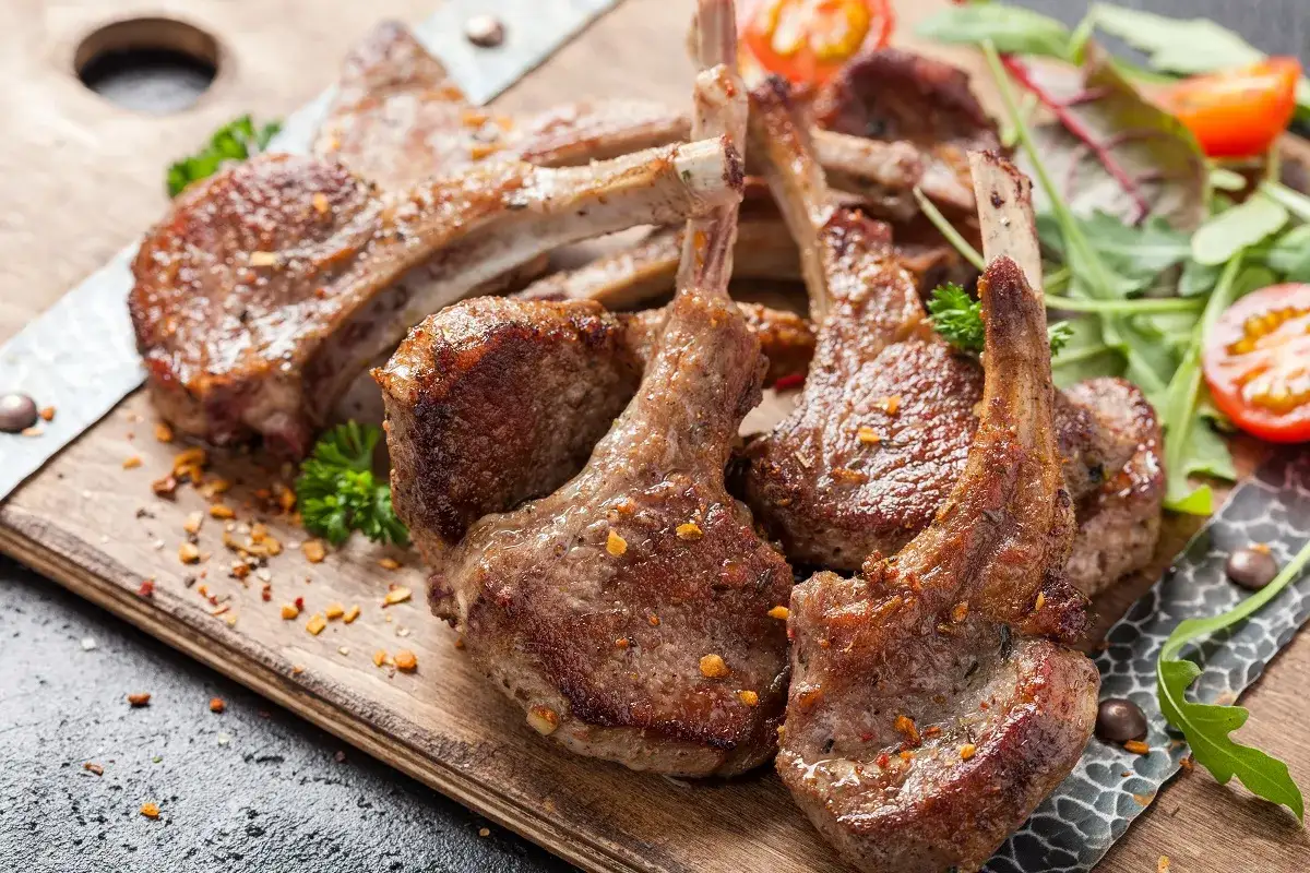 Soczysta jagnięcina z grilla, idealna na obiad. Przepis Ani Gotuje.