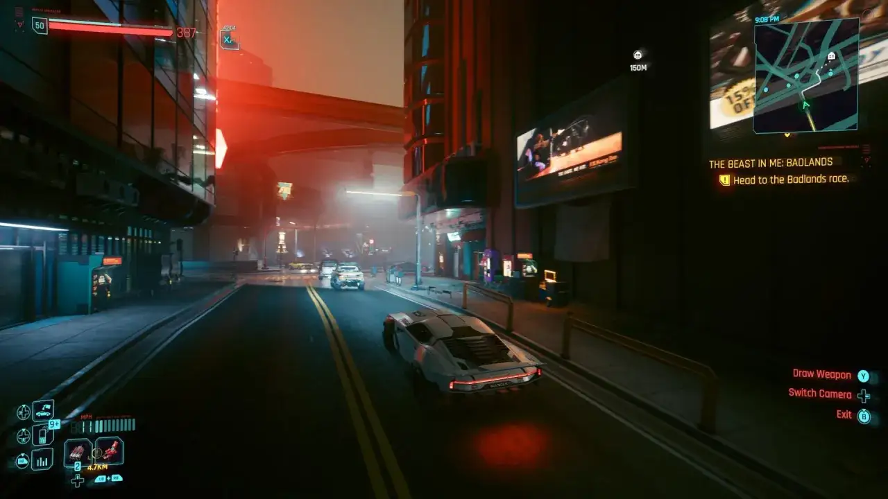 Un coche deportivo blanco avanza por una calle de Night City, guiado por un mapa en pantalla. Es tu **gu&iacute;a Cyberpunk 2077** para la carrera de Badlands.